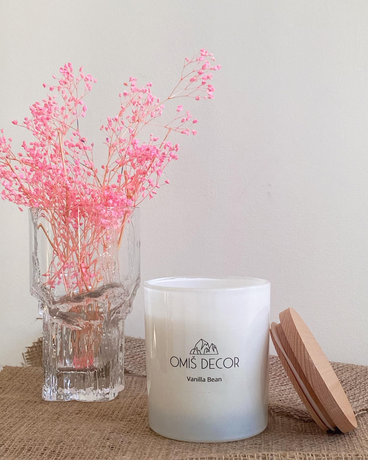 Enhance your living space with the scent that you love. Our candles are handcrafted in Sydney, using 100% natural soy wax - perfect for every room & occasion.