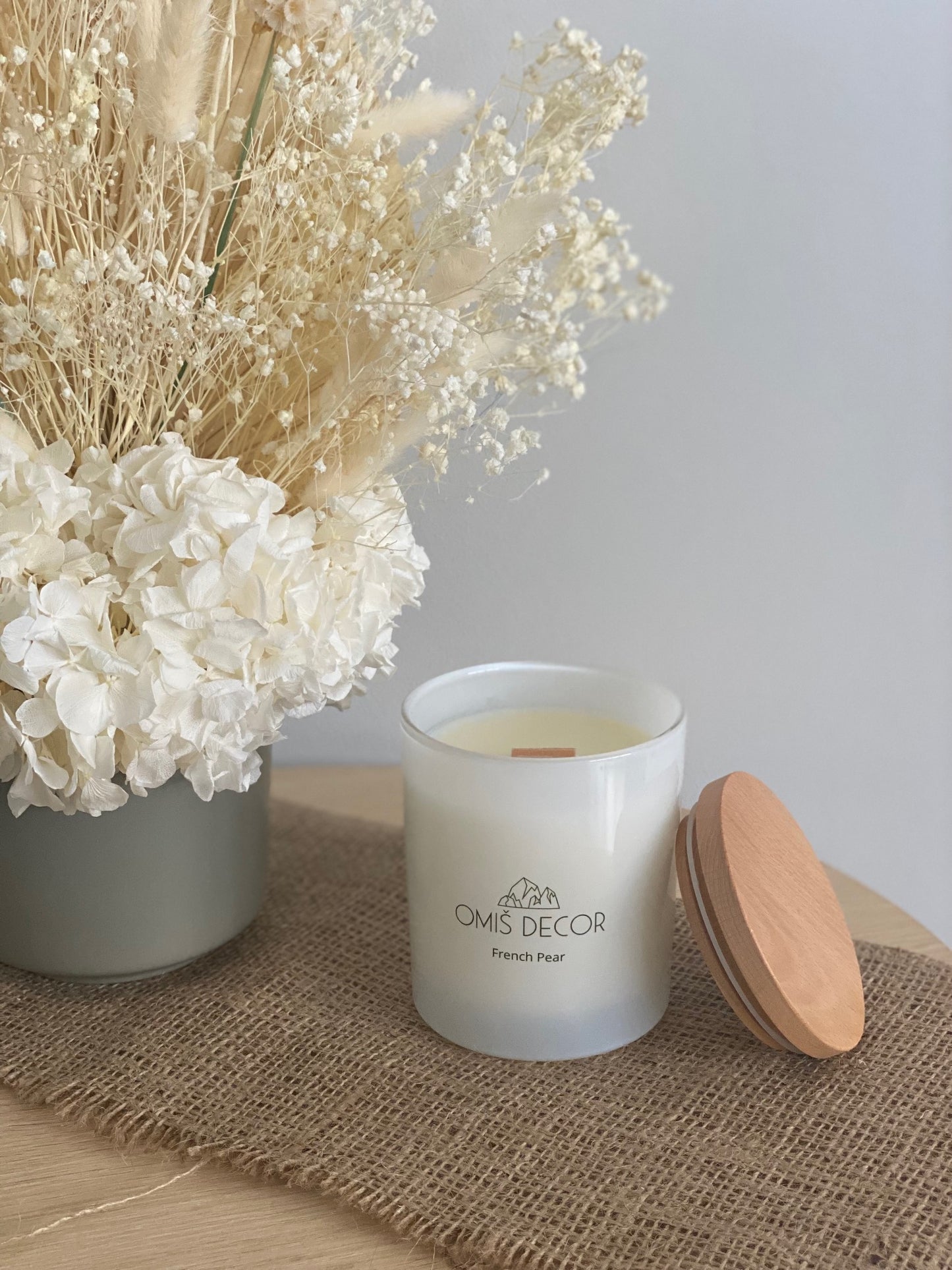 Enhance your living space with the scent that you love. Our candles are handcrafted in Sydney, using 100% natural soy wax - perfect for every room & occasion.
